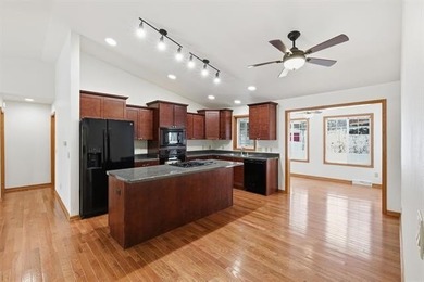 Hidden Treasure! This spacious master suite features a walk-in - photo 6
