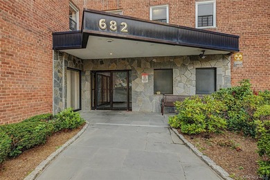 A must see. Beautiful Bright & Spacious fully renovated 2 - photo 2