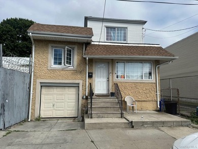 BEAUTIFUL DETACHED HOUSE LOCATED IN BROOKLYN. THIS HOUSE HAS 3 - photo 1