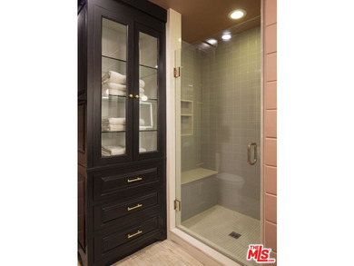 Chic and updated 4BR + 3BA home in the heart of Westchester - photo 18