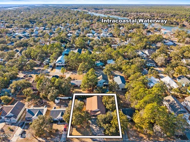 SALT WATER POOL - HOT TUB - DOUBLE LOT! Island home that has it