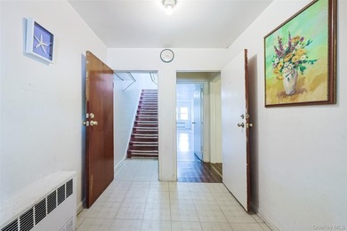 Nice 2 Family, 1 BR Apt and 3 BR apt, All vacant, Two Hot water - photo 2