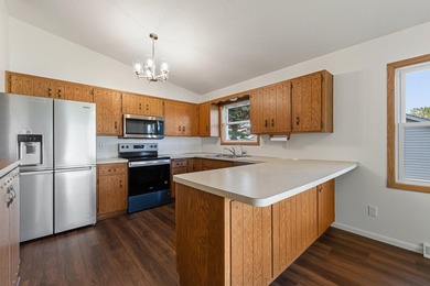 Looking for a move in ready home? This updated split level is - photo 12