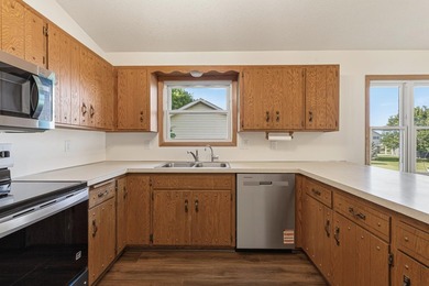 Looking for a move in ready home? This updated split level is - photo 13