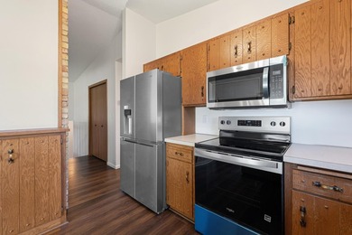 Looking for a move in ready home? This updated split level is - photo 15