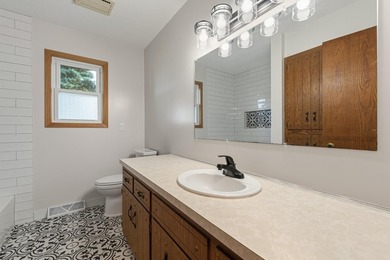 Looking for a move in ready home? This updated split level is - photo 17