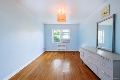 Nice 2 Family, 1 BR Apt and 3 BR apt, All vacant, Two Hot water - photo 8