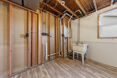 Looking for a move in ready home? This updated split level is - photo 29