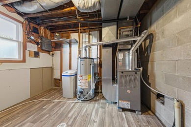 Looking for a move in ready home? This updated split level is - photo 30