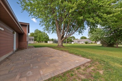 Looking for a move in ready home? This updated split level is - photo 31
