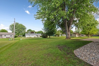 Looking for a move in ready home? This updated split level is - photo 32