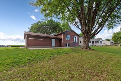Looking for a move in ready home? This updated split level is - photo 33
