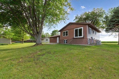 Looking for a move in ready home? This updated split level is - photo 34