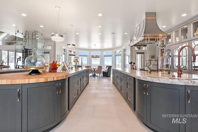 Built for entertaining, the kitchen features stunning mirrored - photo 19