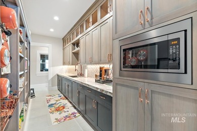 Built for entertaining, the kitchen features stunning mirrored - photo 22