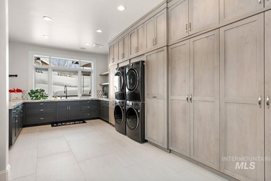 Built for entertaining, the kitchen features stunning mirrored - photo 30