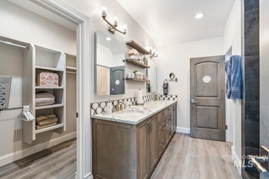 Built for entertaining, the kitchen features stunning mirrored - photo 32