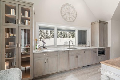Built for entertaining, the kitchen features stunning mirrored - photo 35