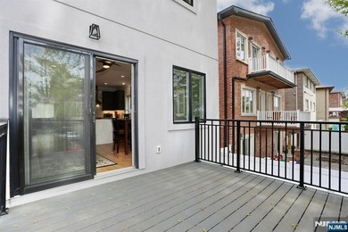 Commuters Dream! You will love this 5-year young half duplex - photo 17