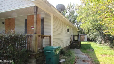 3bdrm 1.5 bath, No outside a/c condenser Outside storage shed - photo 3