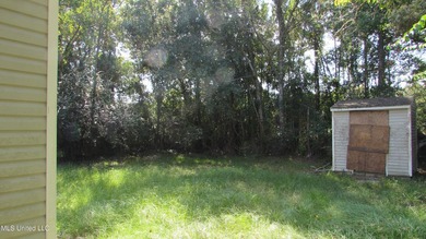 3bdrm 1.5 bath, No outside a/c condenser Outside storage shed - photo 4