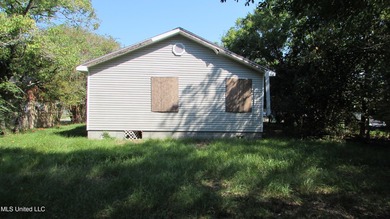 3bdrm 1.5 bath, No outside a/c condenser Outside storage shed - photo 5