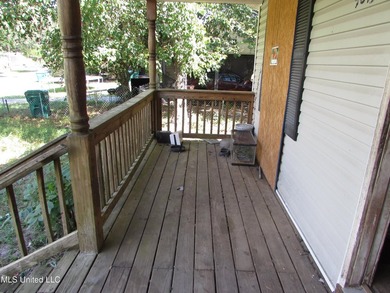 3bdrm 1.5 bath, No outside a/c condenser Outside storage shed - photo 8