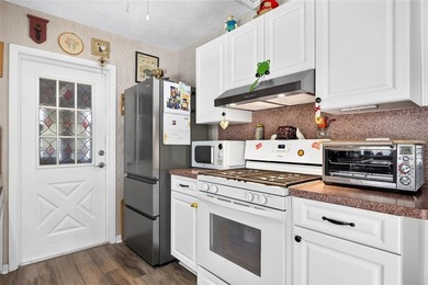 Under contract-accepting backup offers. CHARMING 3 BEDROOM, 2 - photo 8