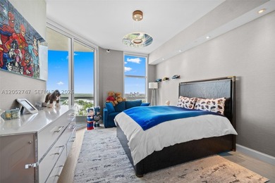 A beautifully renovated residence at the prestigious Turnberry - photo 29