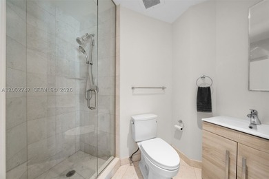A beautifully renovated residence at the prestigious Turnberry - photo 36