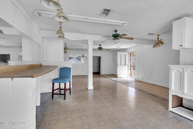 A versatile commercial property nestled in a high-traffic area - photo 15