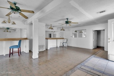 A versatile commercial property nestled in a high-traffic area - photo 16