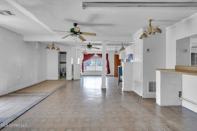 A versatile commercial property nestled in a high-traffic area - photo 17