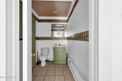 A versatile commercial property nestled in a high-traffic area - photo 18