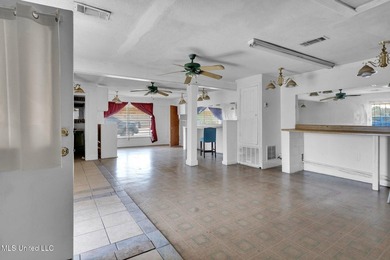 A versatile commercial property nestled in a high-traffic area - photo 20