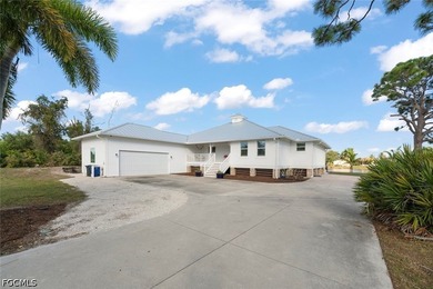 Stunning Waterfront Estate in Bokeelia. Experience exceptional - photo 1