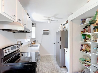 Welcome to this adorable 2-bedroom, 1-bath home with comfortable - photo 8
