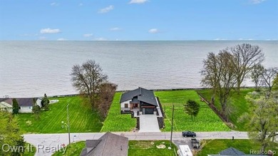 Welcome to this custom-built luxury lakeside ranch offering 3 - photo 2