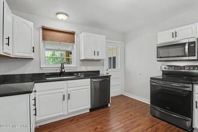 Nestled in the heart of Bayou View, this adorable 2-bedroom - photo 12