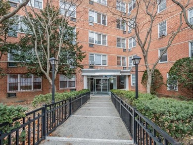 Enjoy living in the best of Central Riverdale with this - photo 2