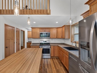 Like new Lake Arrowhead Home! This impeccable cape cod style - photo 8