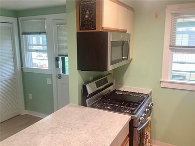 Coastal condo living at Hamilton Harbour. This spacious - photo 11