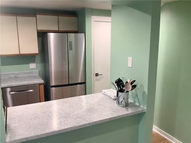 Coastal condo living at Hamilton Harbour. This spacious - photo 12