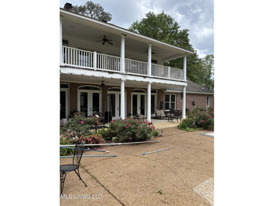 Southern Living! Enter the gated, curving driveway around a - photo 15