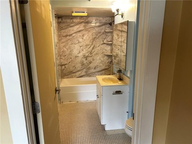 Coastal condo living at Hamilton Harbour. This spacious - photo 21