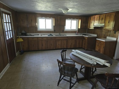 Opportunity awaits with this 3-bedroom, 1-bath ranch-style home - photo 2