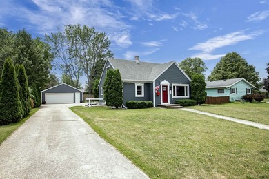 Charming Cape Cod in SE Neenah! This inviting 4-bedroom - photo 2