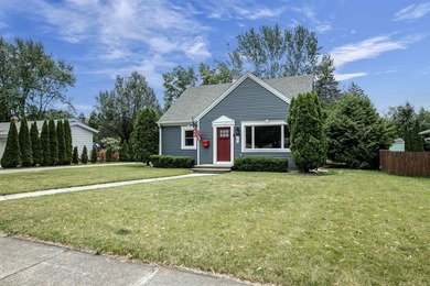 Charming Cape Cod in SE Neenah! This inviting 4-bedroom - photo 3