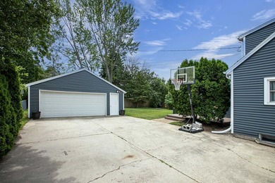 Charming Cape Cod in SE Neenah! This inviting 4-bedroom - photo 4