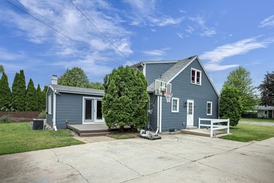 Charming Cape Cod in SE Neenah! This inviting 4-bedroom - photo 6
